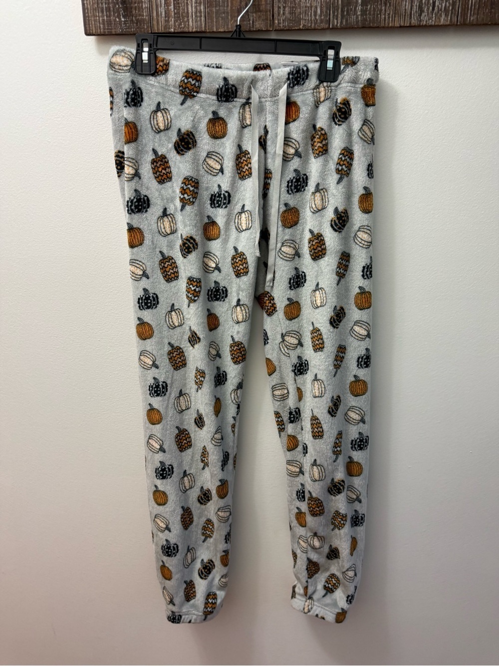 Women’s Plush Pajama Pants with Pumpkin Print - Gray/Orange